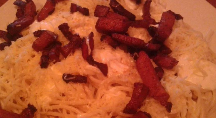 Sajtos-sonkás spagetti sült sonkával