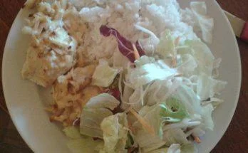 Egy tál göngyölt hús salátával és rizzsel