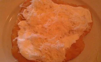 A kész sajtos-tejfölös lángos