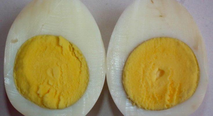 Félbevágott főtt tojások