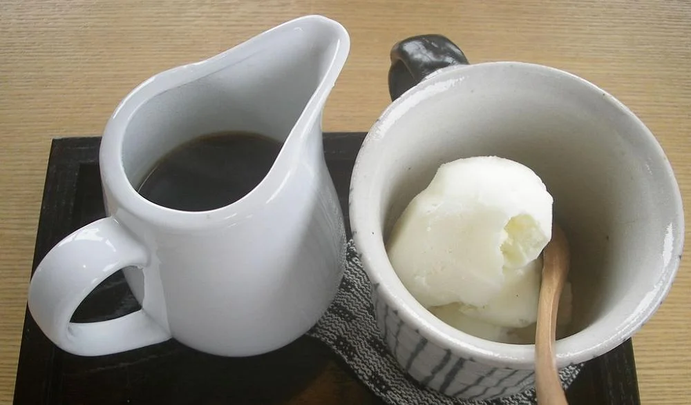 Affogato elkészítése vanlíia fagylalttal és eszpresszóval