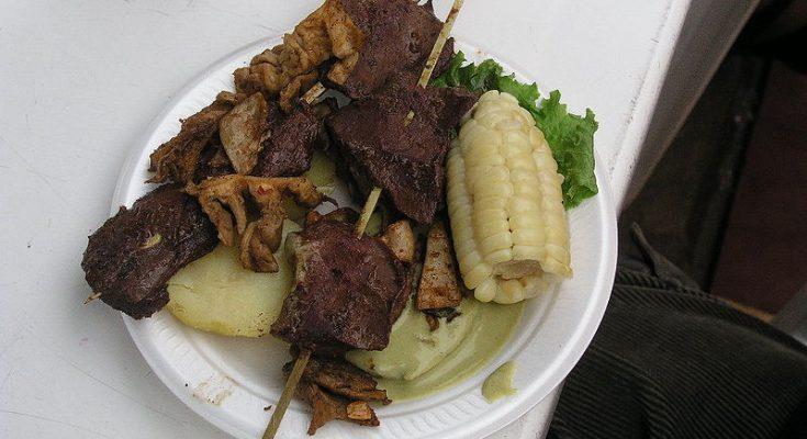 Anticuchos nyárson, főtt kukoricával és burgonyával