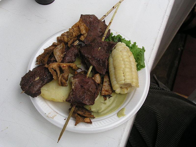 Anticuchos nyárson, főtt kukoricával és burgonyával