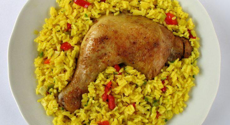 Egy tál arroz con pollo, csirke rizzsel