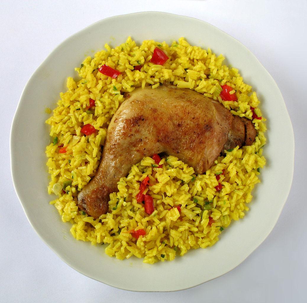Egy tál arroz con pollo, csirke rizzsel