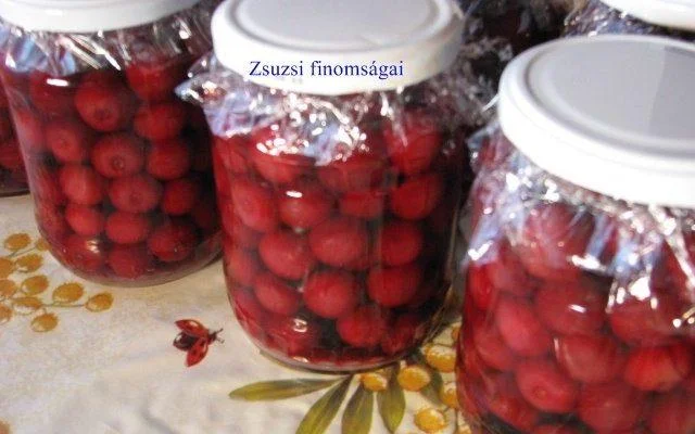 3 üveg meggybefőtt
