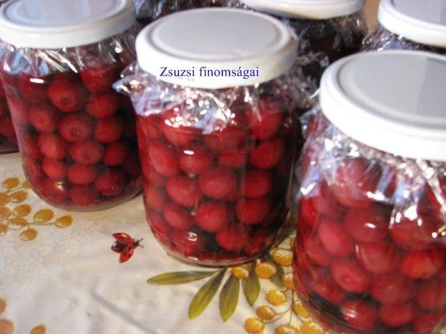 3 üveg meggybefőtt