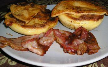 Angol reggeli angol muffinnal és sült baconnal